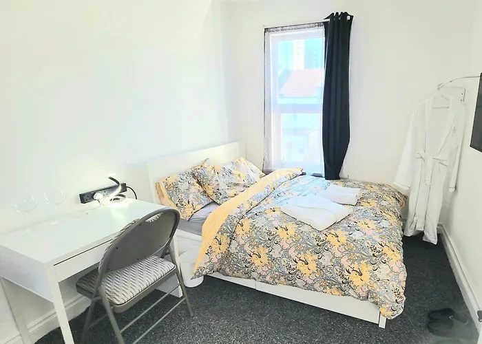 Cosy Double Bedroom - Room 3