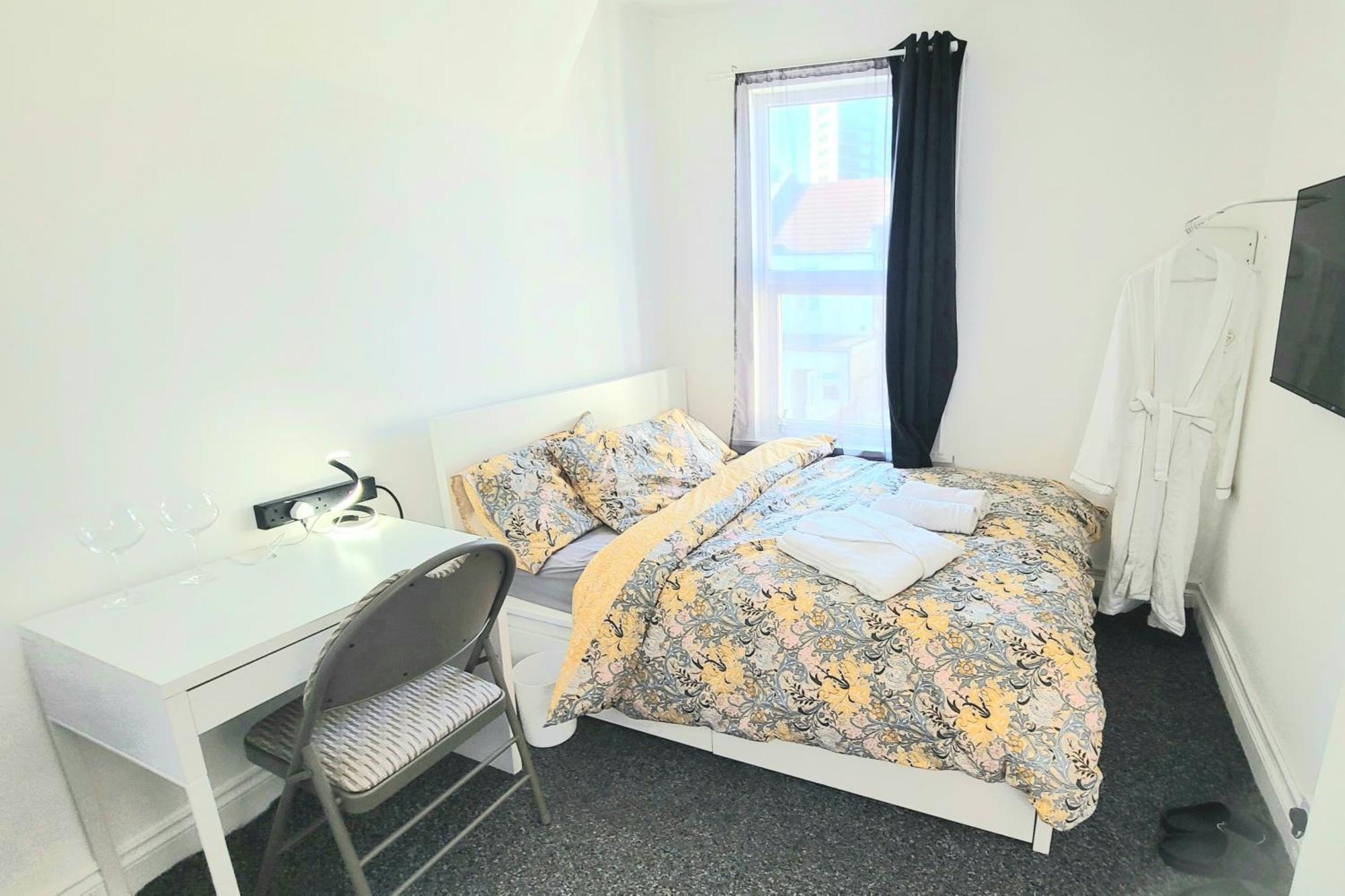 Cosy Double Bedroom - 3 *